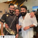 Prithviraj Sukumaran Instagram - #Repost @sameer_hamsa with @make_repost ・・・ With the actor @therealprithvi and the “debut director” OF Barroz! The One and only @mohanlal! When creativity overflows from the debut director and you just want to soak it all! #Barroz# #sameerhamza #bollywood #gamechangerof Mollywood#3D
