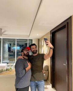 Prithviraj Sukumaran Instagram - Bas ek ishaara bhaijaan..bas ek! 🦉@mohanlal Pic courtesy: @sameer_hamsa