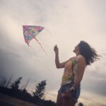 Priya Anand Instagram – Dancing With The  Kite! 🎈💛🌊💜🏖💙🏝💖🎉💚🎂❤️ Thank You Soo Much For All Your Birthday Wishes! How Very Thoughtful Of You! 🙏🏼😘 #bestweekever #beachbum #princesskite #flyingkites #disneyprincess