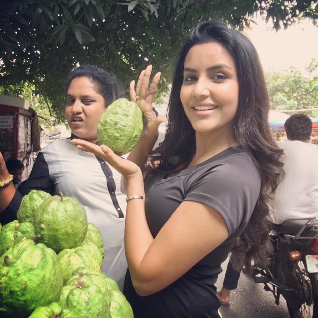 Priya Anand Instagram - How Massive Is This #guava 😱😁😍@namratanandkumar Doesn't Look Soo Impressed! 😂😜 #TeamBabyMa #ezradiaries 👻