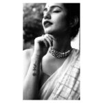 Priya Varrier Instagram - அன்பே நான் உறங்க வேண்டும் அழகான இடம் வேண்டும் கண்களில் இடம் கொடுப்பாயா?🤍