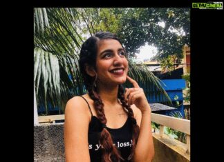 Priya Varrier Instagram - अब तो आती है, बुलाती है बिस्तर से यूँ गिराती है कि सौं में, बाहों में बस तेरी, हाँ जब बारिशें बरसती हैं पागल जैसे थिरकती है तुम जैसी हो, बस वैसी ही रहो...♥️