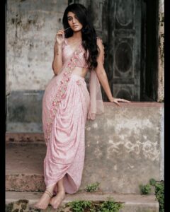 Priya Varrier Instagram - Dhagala lagali kala
Paani themb themb gala🌸
Outfit: @maria.tiya.maria 
Styling: @joe_elize_joy 
MUAH: @tonythemakeupartist 
Pc: @jiksonphotography