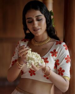 Priya Varrier Instagram - ഓണാശംസകൾ🌼 Stylist : @asaniya_nazrin Photography : @jeesjohnphotography MUAH : @samson_lei Outfit : @poornimaindrajith Jewellery : @francisalukkas Location : @kondai_lip_resort Costume assistant : @ashwathy_sethunath