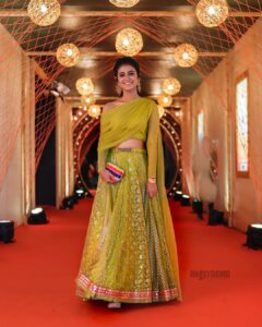 Priya Varrier Instagram - At the launch of @zeekeralam 💚. Outfit & clutch: @poornimaindrajith  Accessories: @celia_palathinkal  Styling: @joe_elize_joy & @poornima_i  Mua: @shoshanks_makeup  Pc: @daisydavidphotography