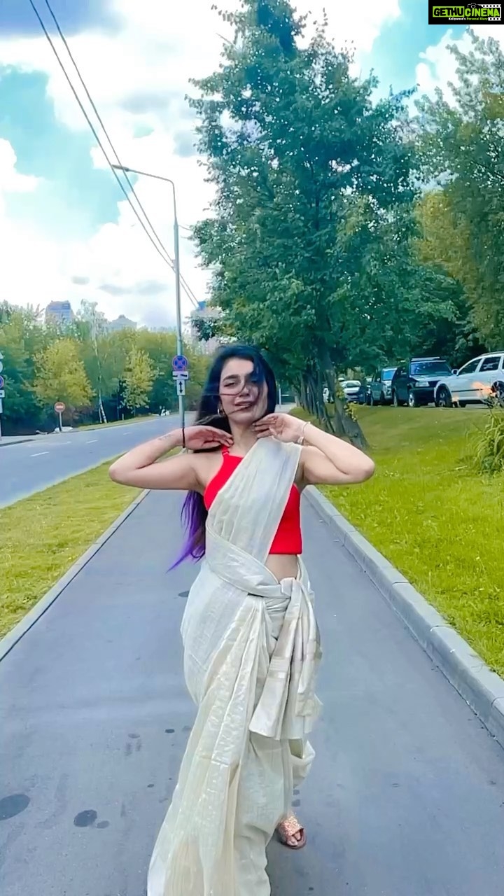 Priya Varrier - 1 Million Likes - Any excuse to bust out the Malayali in me💃🏻
#nammastories @netflix_in