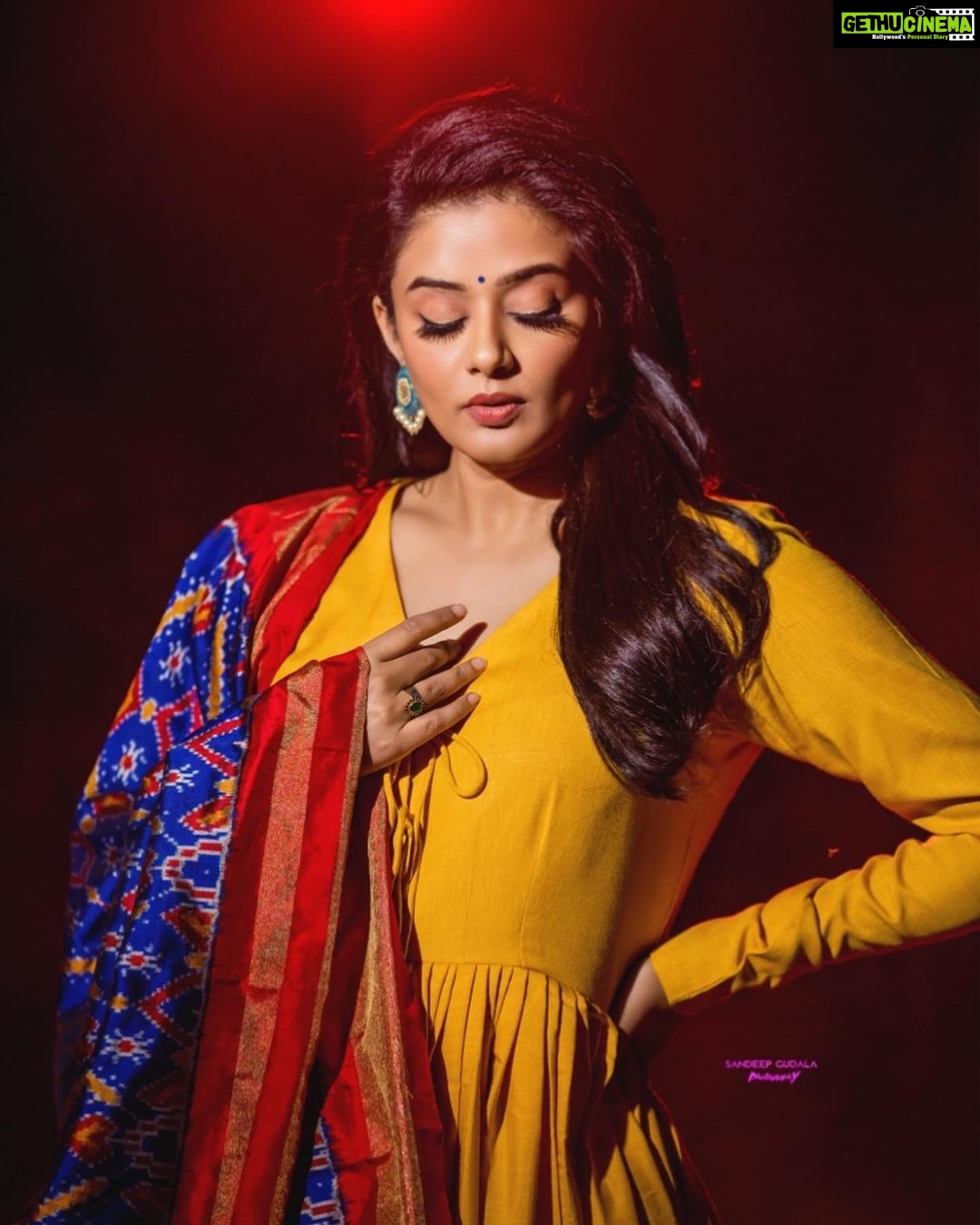 Priyamani Instagram - My louuuuu @mehekshetty what would I do without you ❤️❤️❤️❤️ a simple thank you doesn’t suffice for the amount of patience you show in styling me for all these years ..thank you thank you for styling me yet again so well in this gorgeous salwar by @sauchikabymounika and this beautiful dupatta by @pochampally_ikkat_manufacturer ❤️❤️❤️..pictures courtesy my fav @sandeepgudalaphotography ❤️❤️ @makeupby_yadhu my darling...I love you ❤️❤️u know what looks good on me and what not ..ALWAYS ❤️❤️ and my dearest @shobhahawale ..you are the best❤️❤️❤️thank you for always making me look good by doing my hairstyle so well❤️❤️ ..personal assistant @sai_siddhu022 #etv #dheekingsvsqeens #dontmissout‼️