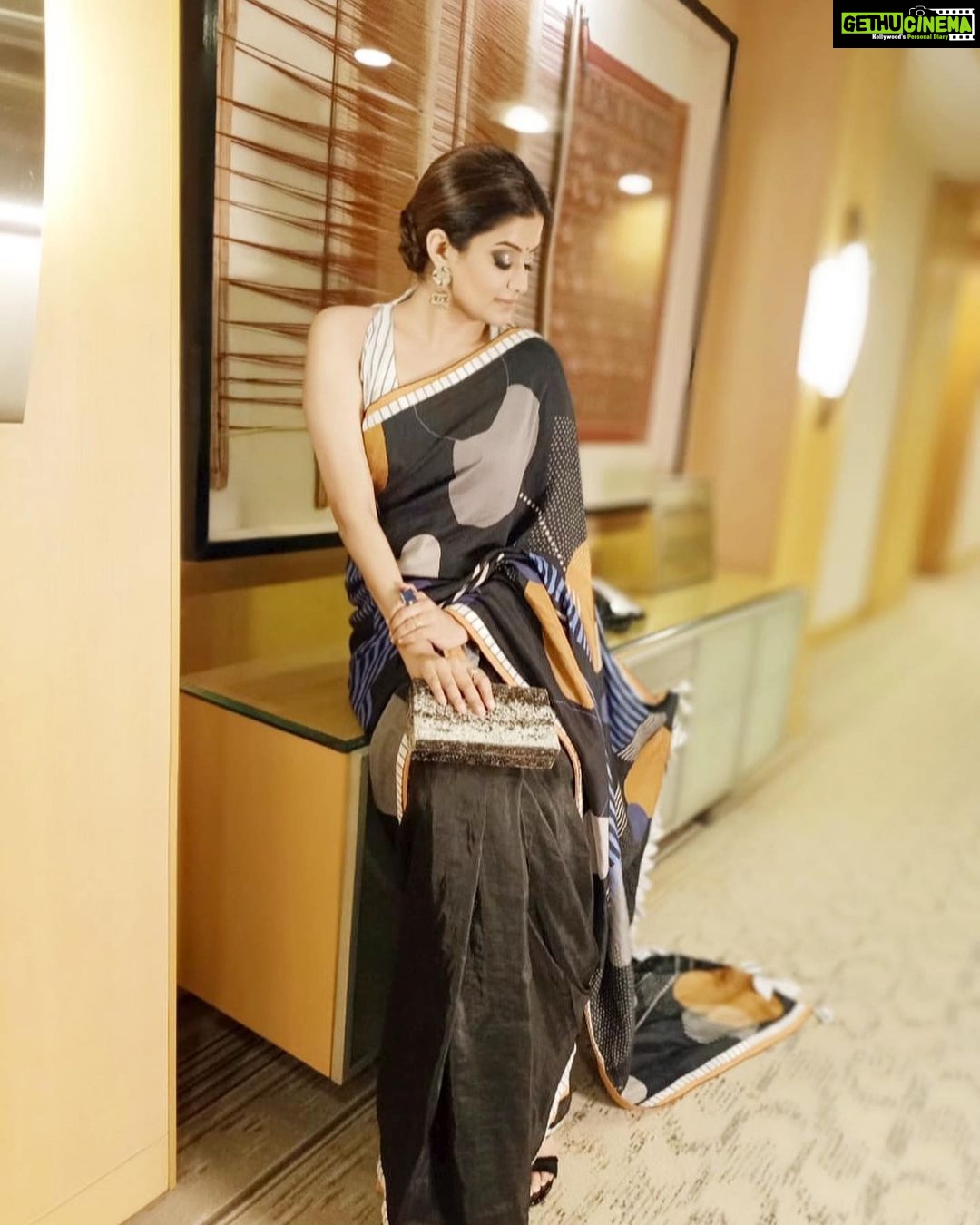 Priyamani Instagram - Thank you @uddstories for being my knight in shining armour by sending this gorgeous saree for the #flyxfilmfareottawards ..❤️❤️.. My louuuuu @mehekshetty ..can’t thank you enough for coming through for me always and styling me so well ❤️❤️❤️louuuuuu you❤️❤️❤️..thank you @mintsaofficial for this clutch...thank you @augusthaofficial for the gorgeous heels!!! Thank you @tlmconsultancy for managing the whole thing 🙏🏻🙏🏻🙏🏻🤗🤗🤗..makeup and hairstyle by my absolute favourites @pradeep_makeup and @shobhahawale ❤️❤️.. #flyxfilmfareottawards #photoshoot #calmbeforethestorm #shootlife # Grand Hyatt Mumbai