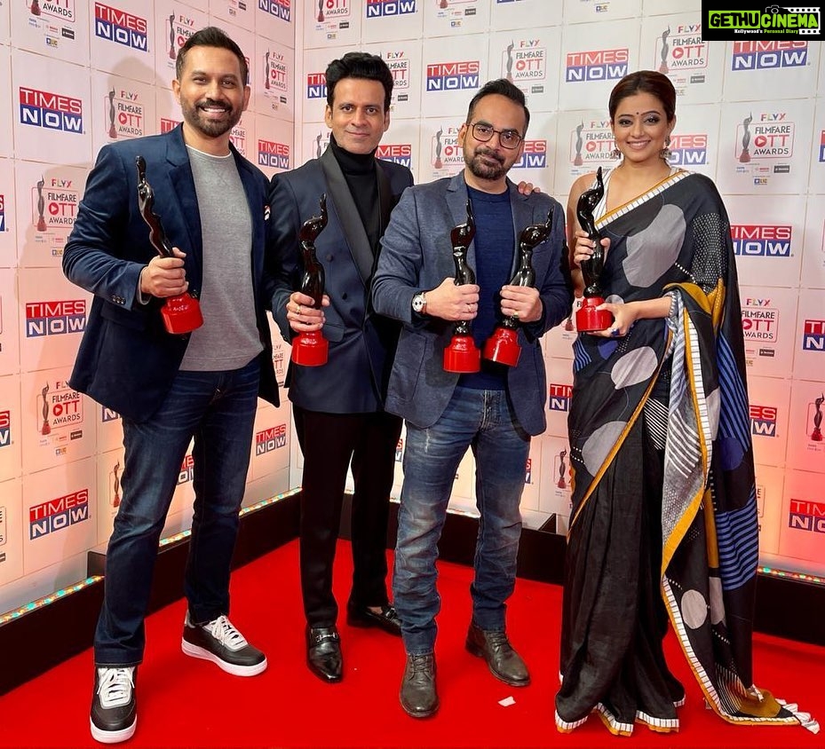 Priyamani Instagram - Cheers to the coolest Family !!! Congratulations to all of us !!! This is indeed a big win for the entire team!!! Thank you @rajanddk for making me Suchitra Tiwari!! Thank you @bajpayee.manoj sir for being an absolute awesome costar to work with!!! Congrats #TheFamilyMan!!! #bestdirector #bestdialogues #bestseries #bestactor #bestactress 💃🏻💃🏻💃🏻💃🏻💃🏻 Grand Hyatt Mumbai