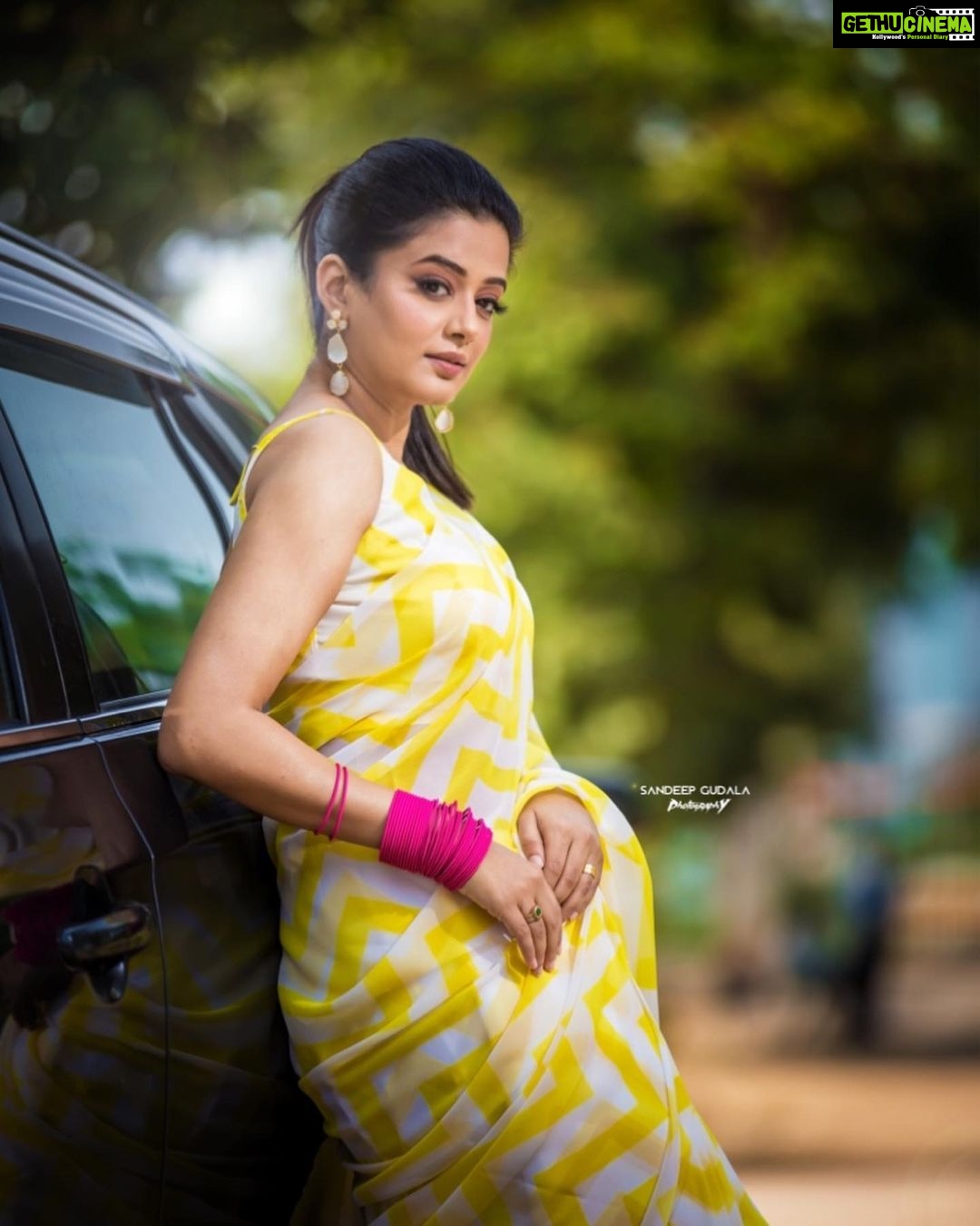 Priyamani Instagram - We are back with a brand new season....💃🏻💃🏻💃🏻💃🏻Thank you my darlingest louuuuuuu @mehekshetty for styling me soooo well in this gorgeous saree by @being_a_designer_ ❤️❤️..thank you @akalpa_by_harshitha for these beautiful earrings❤️❤️..pictures courtesy my favourite @sandeepgudalaphotography ❤️❤️..thank you my darling @makeupby_yadhu for always making me look soooo good❤️❤️love you sooo much always ❤️..thank you @shobhahawale for patiently doing my hairstyle so well for all these years ❤️❤️..assisted by @kakarla.p 🤗🤗🤗!! #dhee13 #kingsvsqueens #dontmissout‼️ #etv