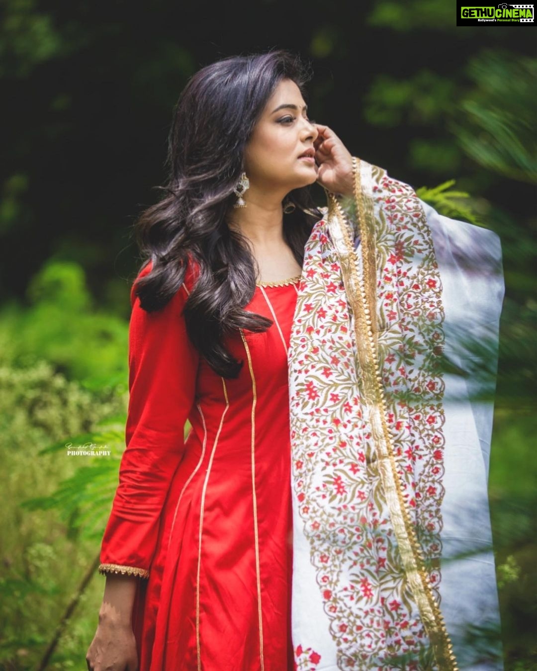 Priyamani Instagram - Wearing this gorgeous salwar by @theweddingbrigade all thanx to my one and only louuuuu @mehekshetty ❤️❤️...thank you so much for styling me so well..pictures courtesy my favourite @sandeepgudalaphotography ❤️.. these gorgeous earrings by my favourite @bandhanemporio ❤️❤️ makeup and hairstyle by my favourites @pradeep_makeup and @shobhahawale ❤️..assisted by @kakarla.p ... #dheechampions #etv #lovemyjob #dontmissout‼️
