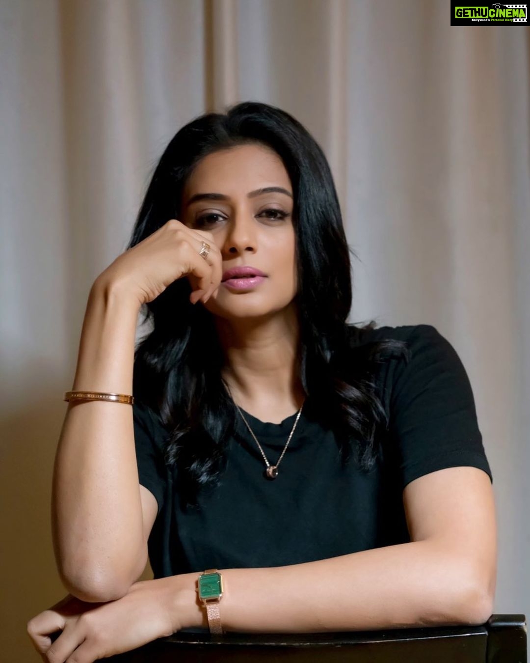 Priyamani Instagram - What better than a Black Friday you ask? A whole Black Week🖤 Get up to 50% off on your favourite #danielwellington products and use my code DWPRIYA15 to get an additional 15% off on your purchase. Hurry! Offer valid till stock lasts! #ad