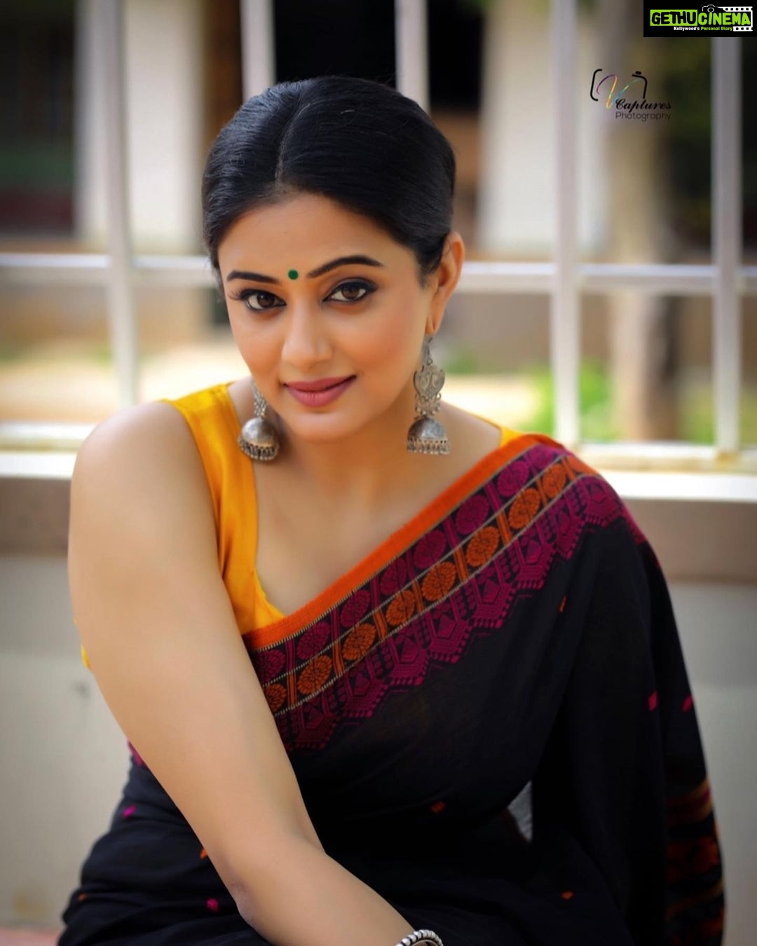 Priyamani Instagram - Thank you my louuuuu @mehekshetty for styling me so well in this gorgeous saree by @sareebari ❤️❤️❤️..thank you @v_capturesphotography for these amazing pictures🤗🤗.. Makeup and hairstyle by my favourites @pradeep_makeup and @shobhahawale ❤️..assisted by @kakarla.p .. #dheechampions #etv #dontmissthis #lovemyjob❤️