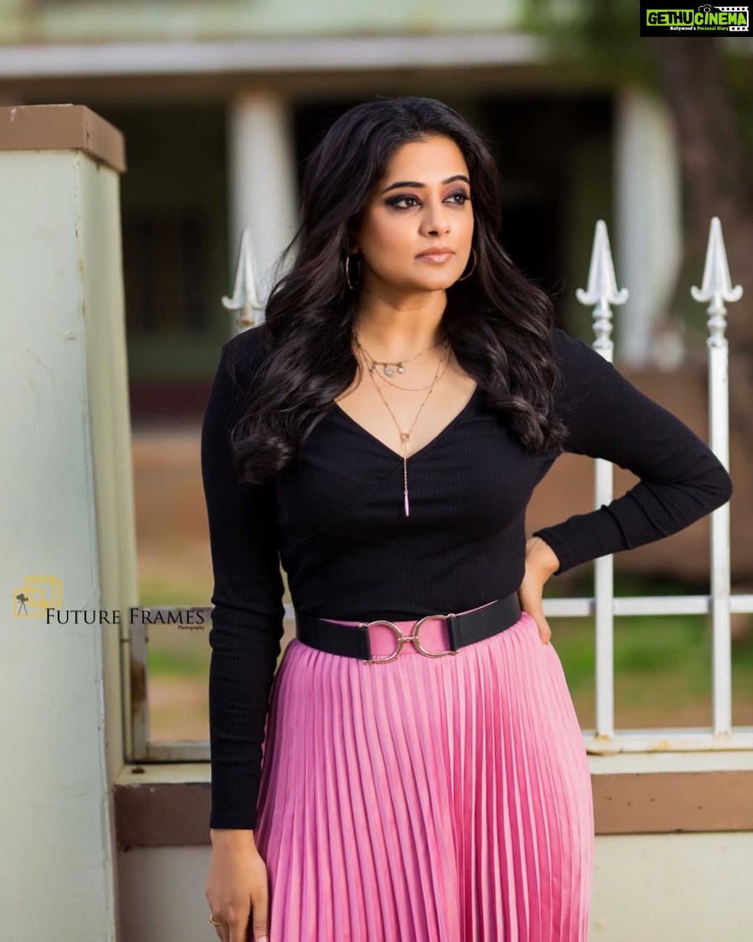 Priyamani Instagram - All hail my louuuuu @mehekshetty for styling me so well in this top and skirt by @hm !! ❤️❤️ pictures courtesy @futureframesphotography 🙏🏻🙏🏻!! Makeup and hairstyle by my favourites @pradeep_makeup and @shobhahawale ❤️..assisted by @kakarla.p !! #dheechampions #etv #dontmissit #lovemyjob