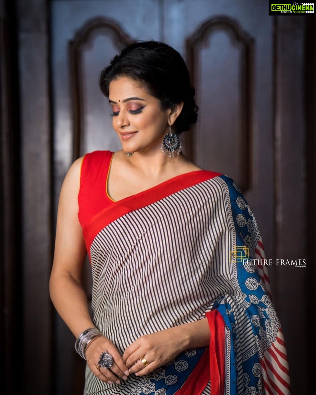 Priyamani Instagram - The perfect matching accessory for a saree is not jewellery.... but your SMILE... 😊😊..All hail my louuuuuu @mehekshetty for styling me so well in this gorgeous saree by @sareebari ..thank you my dearest @shamnakasim for the gorgeous earrings...❤️❤️❤️ pictures courtesy @futureframesphotography !! Makeup and hairstyle by my favourites @pradeep_makeup and @shobhahawale ❤️❤️❤️ ..assisted by @kakarla.p ... #dheechampions #dontmissout #