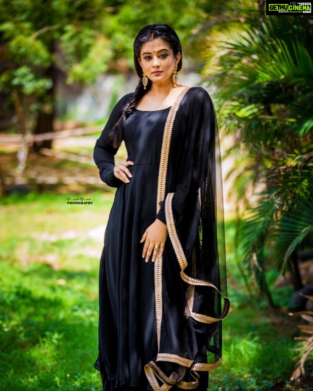 Priyamani Instagram - Thank you so much my louuuuuu @mehekshetty for styling me so well in this gorgeous black kalidar by @styledivalabel !! Earrings courtesy @esma_jewelry Pictures courtesy one my fav @sandeepgudalaphotography !! Makeup and hairstyle by my favourites @pradeep_makeup and @shobhahawale assistant .. @kakarla.p !! #dheechampions #etv #dontmissthis #