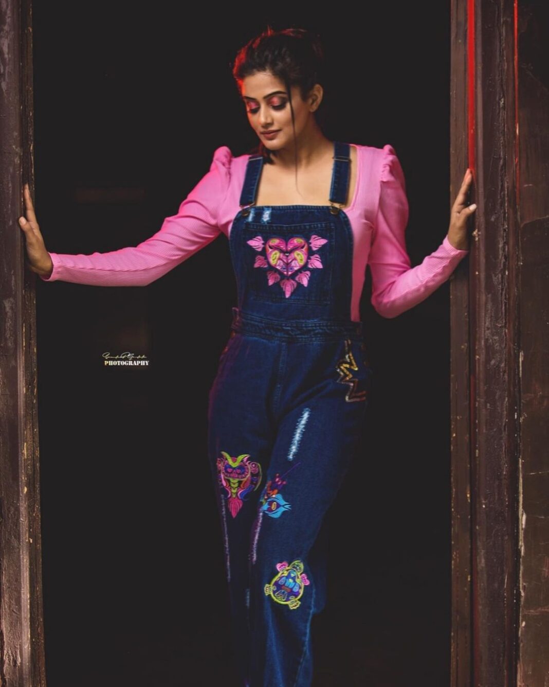 Priyamani Instagram - Wearing this super cute dungarees by @manisharorafashion for @koovsfashion !! Top by @hm !! Styled my by louuuuuuu @mehekshetty !! Pics courtesy one of my favourites @sandeepgudalaphotography 🤗🤗🤗 Makeup and hairstyle by my favourites @pradeep_makeup and @shobhahawale ❤️.. assistant @kakarla.p 🙏🏻🙏🏻🙏🏻🙏🏻#dheechampions #etv #youdontwanttomissthis #