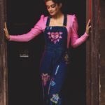 Priyamani Instagram – Wearing this super cute dungarees by @manisharorafashion for @koovsfashion !! Top by @hm !! Styled my by louuuuuuu @mehekshetty !! Pics courtesy one of my favourites @sandeepgudalaphotography 🤗🤗🤗 Makeup and hairstyle by my favourites @pradeep_makeup and @shobhahawale ❤️.. assistant @kakarla.p 🙏🏻🙏🏻🙏🏻🙏🏻#dheechampions #etv #youdontwanttomissthis #