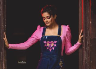 Priyamani Instagram - Wearing this super cute dungarees by @manisharorafashion for @koovsfashion !! Top by @hm !! Styled my by louuuuuuu @mehekshetty !! Pics courtesy one of my favourites @sandeepgudalaphotography 🤗🤗🤗 Makeup and hairstyle by my favourites @pradeep_makeup and @shobhahawale ❤️.. assistant @kakarla.p 🙏🏻🙏🏻🙏🏻🙏🏻#dheechampions #etv #youdontwanttomissthis #