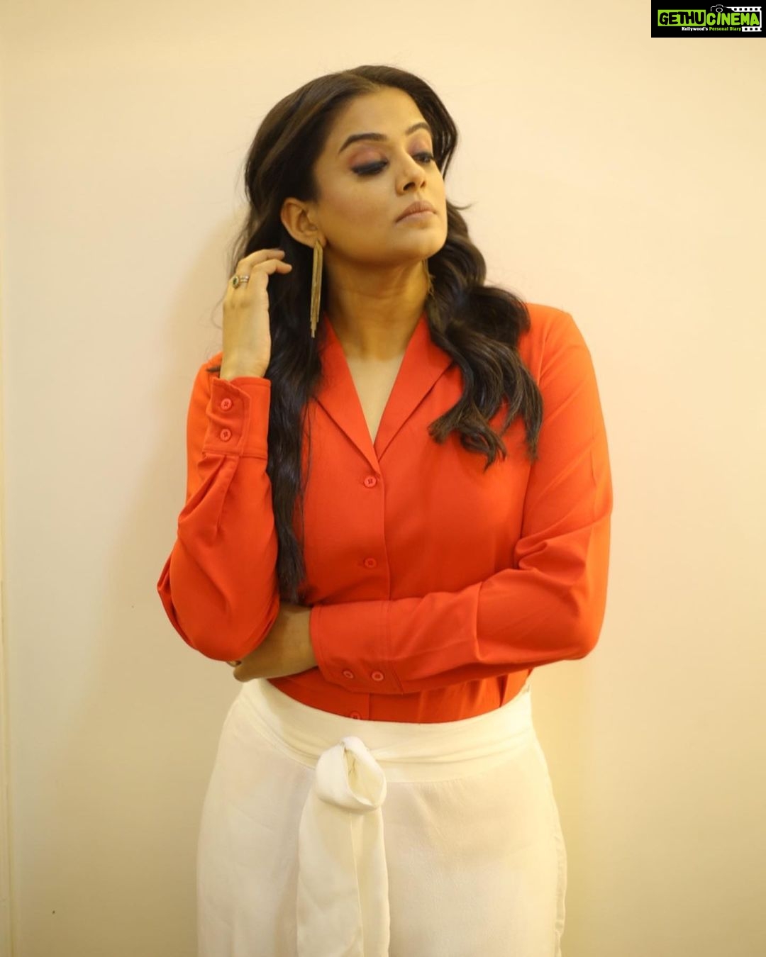 Priyamani Instagram - Thank you my louuuuu @mehekshetty for styling me soooo well in this top by @sheinofficial and pants by @koovsfashion !! ❤️❤️❤️❤️ earrings by @accessorizeindiaofficial !! Pictures courtesy @funny_clickx !! Makeup and hairstyle by my favourites @pradeep_makeup and @shobhahawale ❤️❤️ !! #etv #dheechampions #dontmissit #lovemyjob