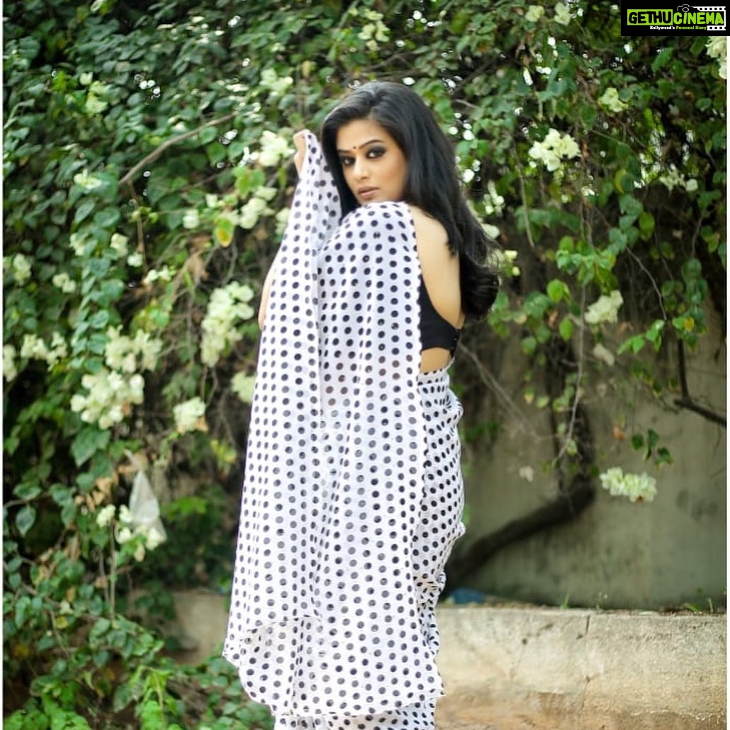 Priyamani Instagram - Here’s wishing everyone a very Happy shankranthi and a happy Pongal!!! Thank you my louuuuu @mehekshetty for styling me so gorgeously in this super awesome polka dot saree by @being_a_designer_ !! Pictures courtesy @funny_clickx !! Makeup and hairstyle by my favourites @pradeep_makeup and @shobhahawale ❤️❤️ #dheechampions #etv #dontmissout