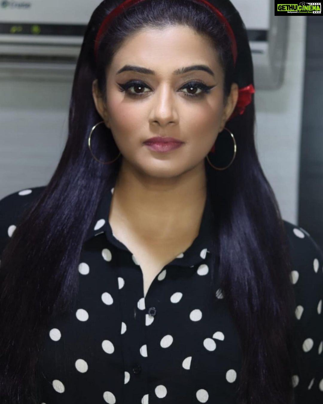 Priyamani Instagram - Thank you my louuuu @mehekshetty for styling me so well in this top from @hm and bottom from @zara for this retro round!!! Makeup by my darling @makeupby_yadhu and hairstyle by @makeuparunkumar !! Pictures courtesy @makeupby_yadhu ❤️❤️❤️ #retro round #retrofeel #dancejodidance3.0 @zeetamizh