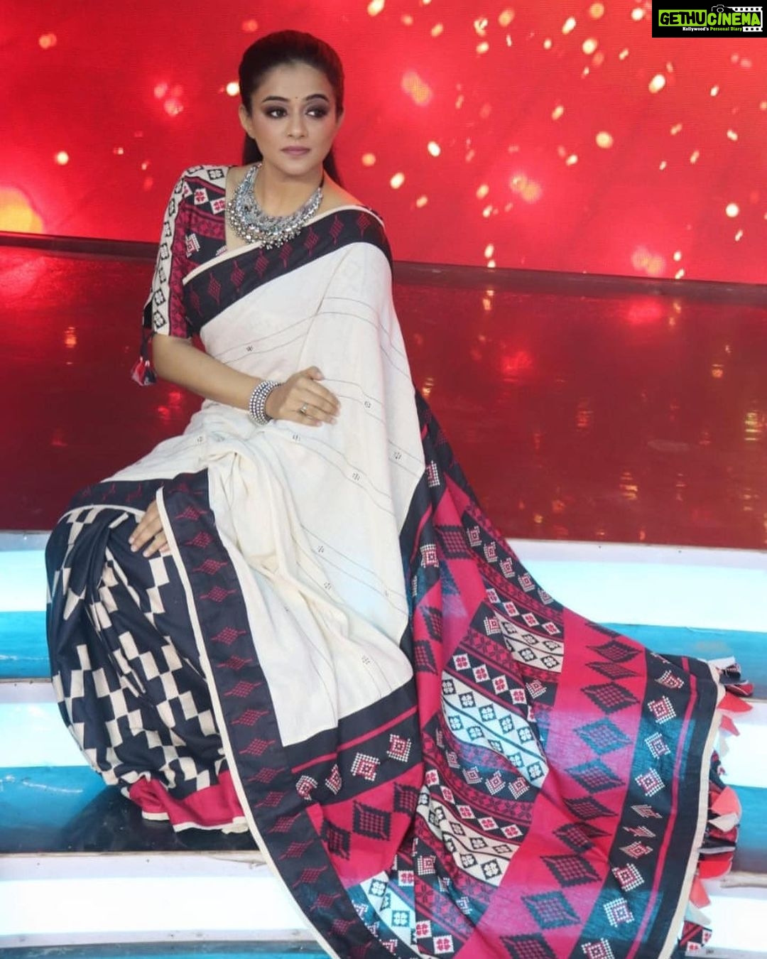 Priyamani Instagram - All hail my louuuuuu @mehekshetty for styling me soooo well in this gorgeous saree by @uddstories ❤️❤️ !! Makeup by my darling @makeupby_yadhu ..thank you for always making me look good❤️.. hairstyle by @makeuparunkumar 🤗🤗🤗 thank you @makeupby_yadhu for these awesome pictures❤️❤️❤️ #DanceJodiDance3.0 #conceptround #brownsmokeyeyes #imbackbaby #dontmissthisone #