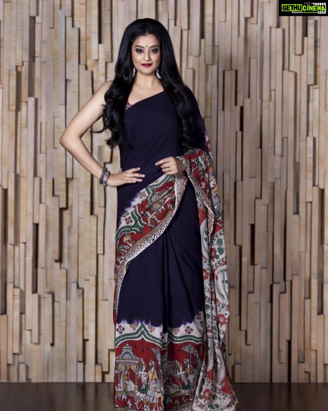 Priyamani Instagram - Wearing this super awesome #kalamkari saree for the audio launch of #sirivennela!!! Saree by: @prasoonaalluri Blouse by: @zasya Accessories by: @bcos_its_silver Styled by: @meghanaalluri Shot by: @karteeksivagouni @mudiraj_navin #myloveforsarees #kalamkarilove #