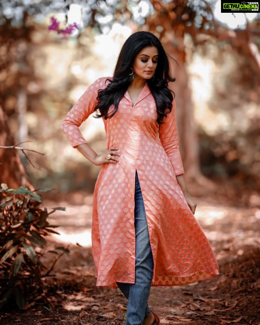 Priyamani Instagram - Wearing this gorgeous Pastel Banarasi silk jacket style top with an indowestern twist of Denim by @aanunobby ❤️❤️ these beautiful pics by @hari_krishnan_fashion_ ❤️❤️!! Makeup by @renjurenjimar and hairstyle by @shobhahawale !! @zeekeralam #dancekeraladance #dontmissit #todayandtomorrow #
