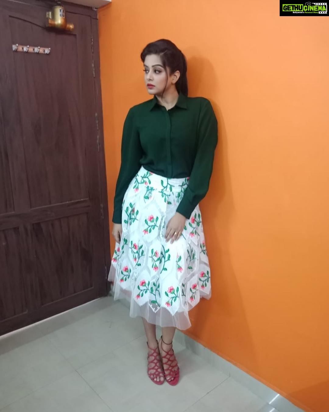 Priyamani Instagram - Wearing this bottle green shirt and very pretty printed skirt by my loveliest and dearest friend @shemyofficial !! Thank you so much for designing this for me!!! Makeup by @renjurenjimar and hairstyle by @shobhahawale ❤️❤️ .. pics courtesy @renjurenjimar 😘#dontmisstheepisodes #laughriot #zeekeralam #dancekeraladance # Chithranjali Studio, Thiruvanandapuram