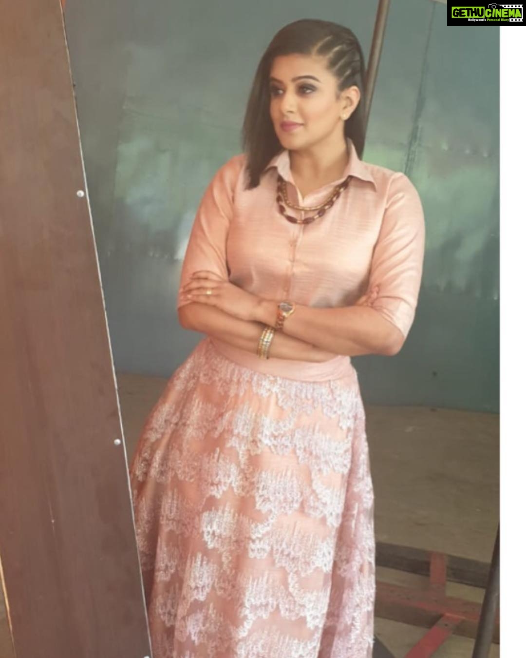 Priyamani Instagram - Wearing this lovely rose gold coloured top and skirt by @aanunobby !! ❤️ makeup by @renjurenjimar ❤️❤️ and hairstyle by @vijilmakeupartist ... pictures courtesy @renjurenjimar 😘!! #dancekeraladance # @zeekeralam #dontmiss #lovewhatido #zeekeralam