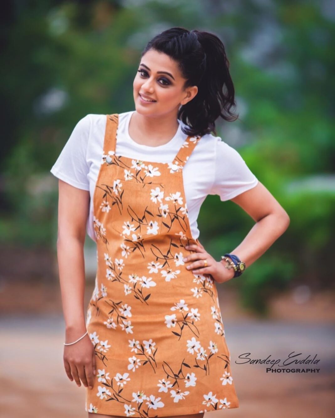 Priyamani Instagram - Wearing this super cute dungarees dress by @sheinofficial ..styled by my one and only louuuuu @mehekshetty ❤️ ...pictures courtesy the super talented @sandeepgudalaphotography 🤗😘.. makeup and hairstyle by my favourites @pradeep_makeup and @shobhahawale ❤️ #dheejodi #etv #superfunepisode #dontmissit # Nanakramguda, Andhra Pradesh, India