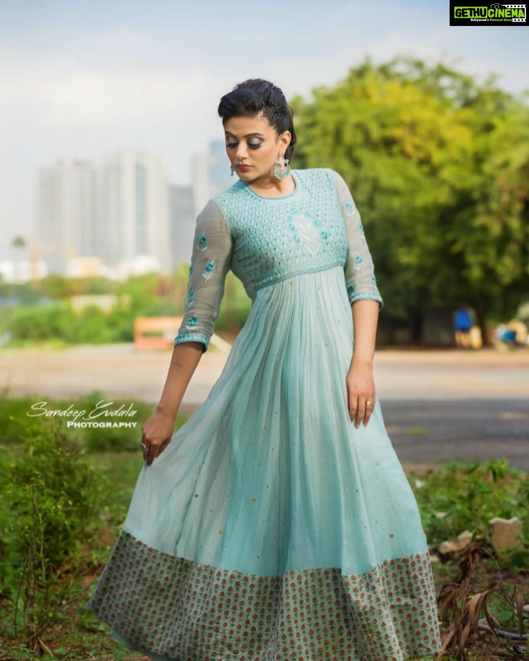 Priyamani Instagram - Wearing this pretty dress by @heli__shah !! Styled by the one and only ..my louuuuu @mehekshetty for #dheejodi ... earrings courtesy @tilottoma05 .. Photography courtesy the super talented @sandeepgudalaphotography !!! Makeup and hair by my favourites @pradeep_makeup and @shobhahawale !! #dheejodi #etv #waitforit #