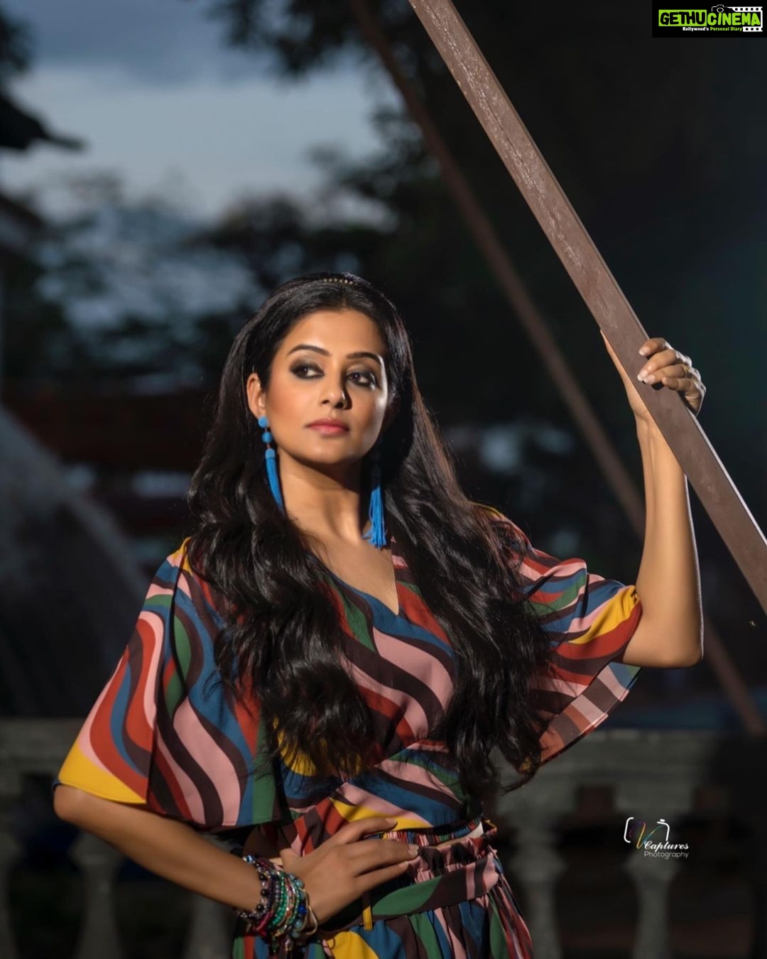 Priyamani Instagram - The art of being happy is to be satisfied with what you have ❤️❤️❤️ Outfit: @twentydresses Styling: @mehekshetty ❤️❤️❤️❤️ Pictures: @v_capturesphotography Make up: @pradeep_makeup Hairstylist: @shobhahawale Personal assistant : @kakarla.p #etv #dheekingsvsqueens #alwaysbehappy #happyme