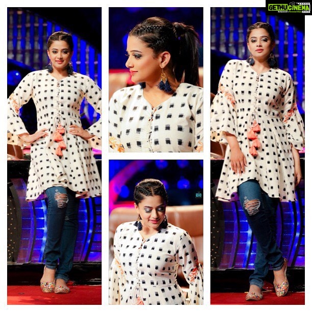 Priyamani Instagram - Wearing this super cute tunic by @zanaash_by_sumedha !!styled by my louuuuu @mehekshetty !! Juthis courtesy Me...😊😊 picture courtesy @kalyanchatha6840 !! Makeup and hairstyle by my favourites @pradeep_makeup and @shobhahawale ❤️❤️!! #lastepisodebeforethefinale #excited #dhee10 #etv#