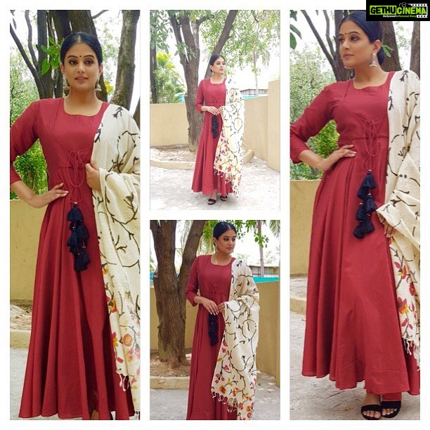 Priyamani Instagram - My louuuuu @mehekshetty is the bestestestestestest...... thank you for styling me so well in this gorgeous floor length anarkali by @zanaash_by_sumedha ! Picture courtesy @kalyanchatha6840 .. makeup and hairstyle by my favourites @pradeep_makeup and @shobhahawale .. #etv #dhee10 #semifinale #dontmissit