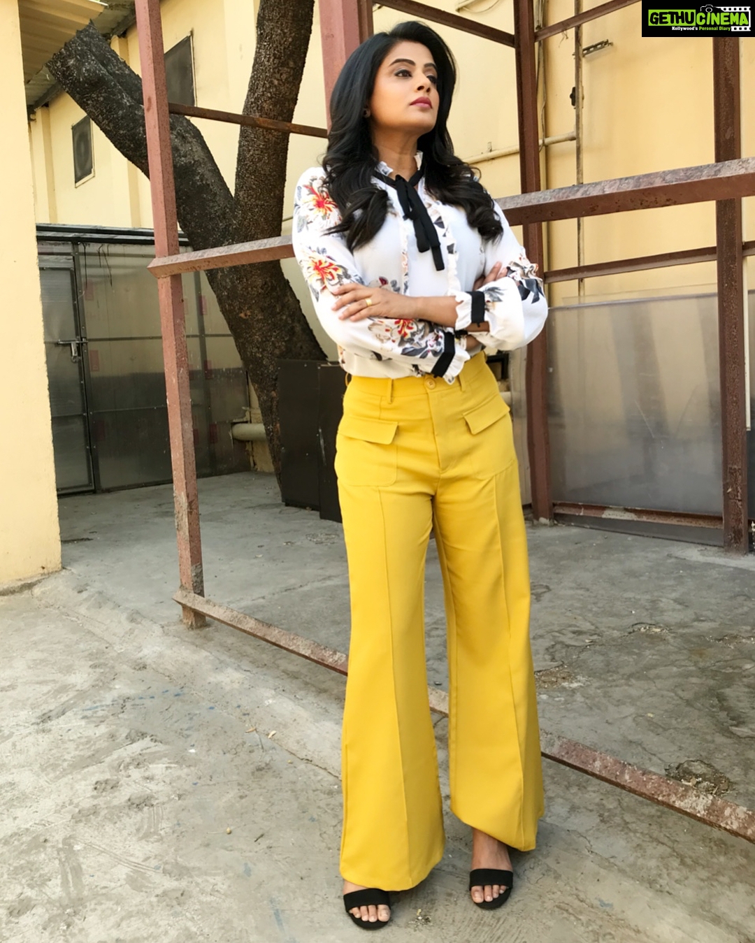 Priyamani Instagram - My louuuuu @mehekshetty is the bestest.....😘😘😘thank you for styling me so well in this flared pant and floral shirt by @sheinofficial !! Picture courtesy @sandeepgudalaphotography !! Makeup and hairstyle by @maheshdoiphode91 and @shobhahawale ❤️❤️❤️ #yesmypantisfolded #noidontcare #dhee10 #etv #wildcard #excitingepisode #dontmissit