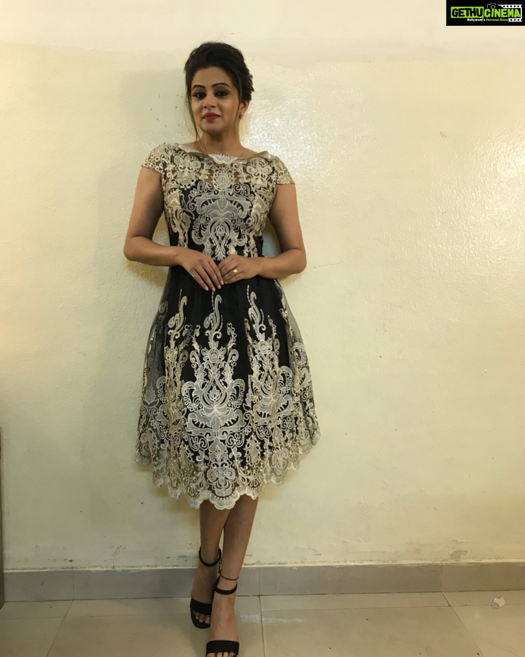 Priyamani Instagram - Oh my louuuuuu @mehekshetty ...u never fail to style me oh so well...thank u for styling me in this lace dress by @sheinofficial !! ❤️.. picture courtesy @sandeepgudalaphotography !! Makeup and hairstyle by @maheshdoiphode91 and @shobhahawale ❤️ #dhee10 #etv #funepisode #lovemyjob #okthatsenoughhashtags 🤣