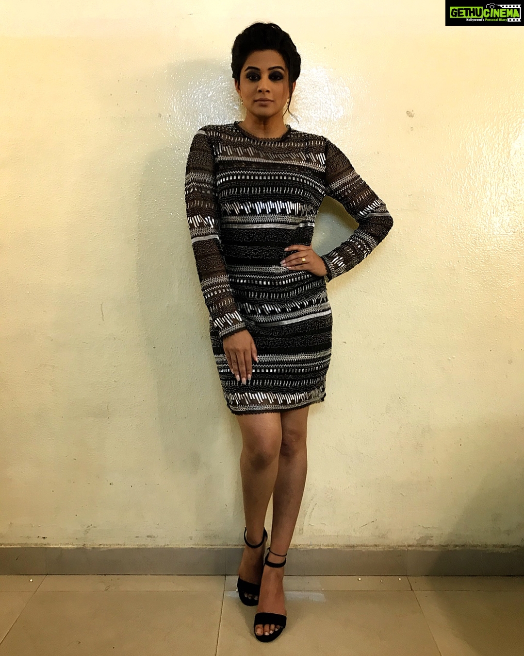 Priyamani Instagram - My louuuuu @mehekshetty is the bestest ❤️❤️..thank u for styling me in this LBD by @forevernew_india !! Picture courtesy @sandeepgudalaphotography ! Makeup and hairstyle by my personal favourites @pradeep_makeup and @shobhahawale !! #loveforblack #blackeyeshadowlook #lovingthis #etv #dhee10 #dontmissit #