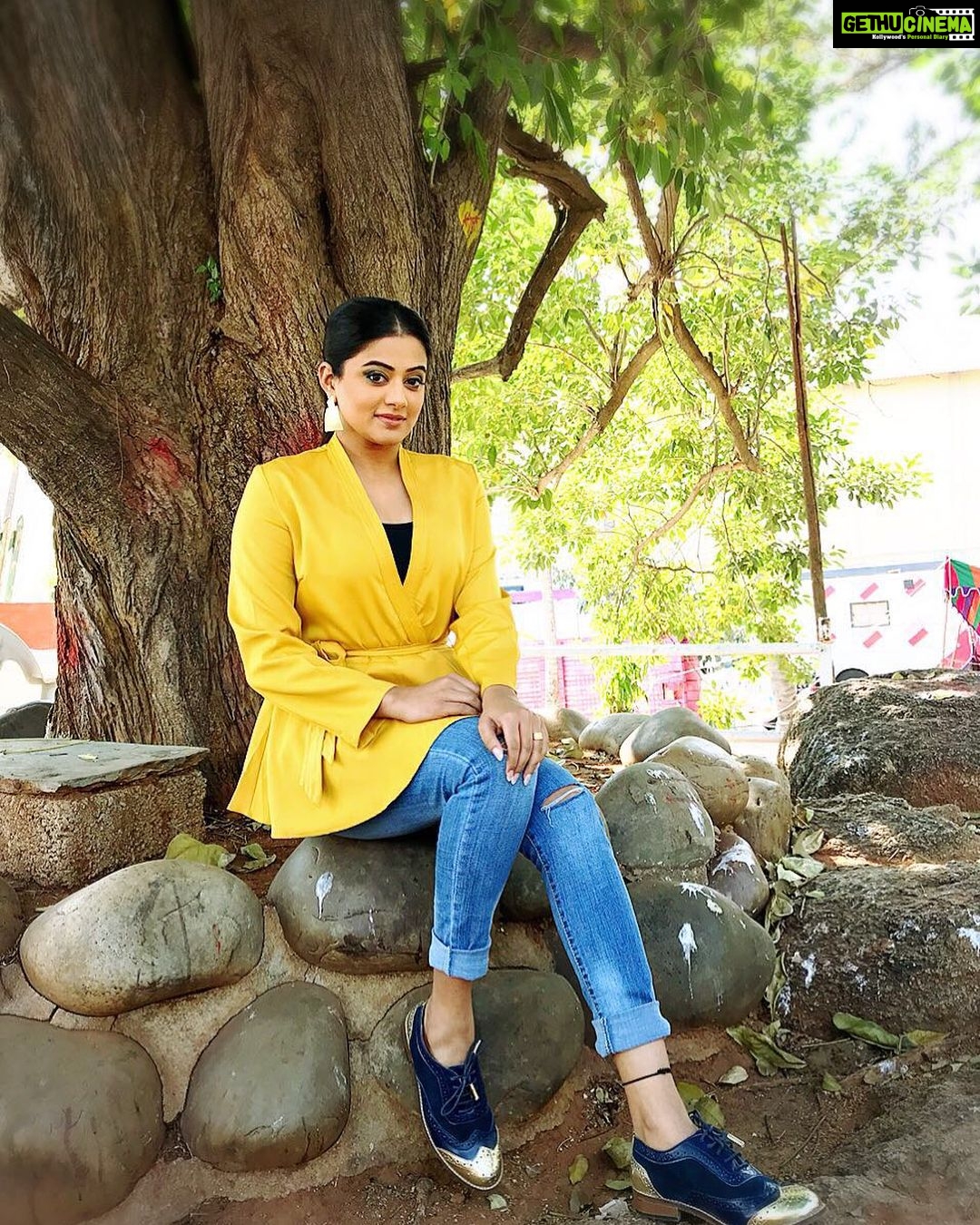Priyamani Instagram - My @mehekshetty ..what wud I do without u ❤️❤️❤️❤️ thank u for styling me so well in this mustard top and jeans by @sheinofficial ..earring by @bewitchbijoux and brogues by @ajiolife !! Picture courtesy @sandeepgudalaphotography ..Makeup and hairstyle by my favourites @pradeep_makeup and @shobhahawale #dhee10 #etv #shootislife #