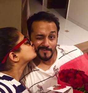 Priyamani Instagram - At the end of the V day he surprises me with this bouquet and makes me grin !! I’m one lucky girl indeed!!! Thank u my love @mustufaraj1 !!❤️❤️❤️love u!! #suckerforromance #hesmine #luckyme ❤️😍