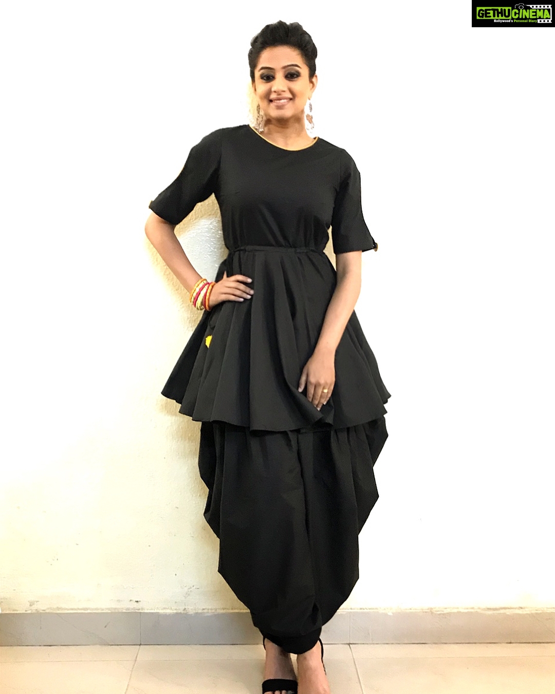 Priyamani Instagram - Thank you so much for styling me in this awesome dhoti pant and tassel kurta by @swishbossofficial my louuuuuu @mehekshetty ❤️❤️❤️ picture courtesy @sandeepgudalaphotography / #kalyangaru....makeup by my favourite @pradeep_makeup and this funky balloon pony hairstyle by my another favourite @shobhahawale !! #happyvalentinesday #dontmisstheepisode #laughriot #dhee10 #etv