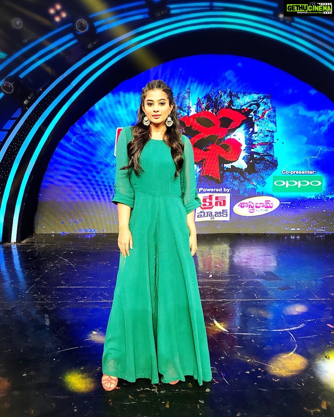Priyamani Instagram - My louuuuu @mehekshetty what would I do without u!😍..thank u for making me wear this super awesome jumpsuit by @vajor ..thank u @sandeepgudalaphotography ..makeup and hairstyle by @pradeep_makeup and @shobhahawale 😍 ..#Etv #Dhee10 ..