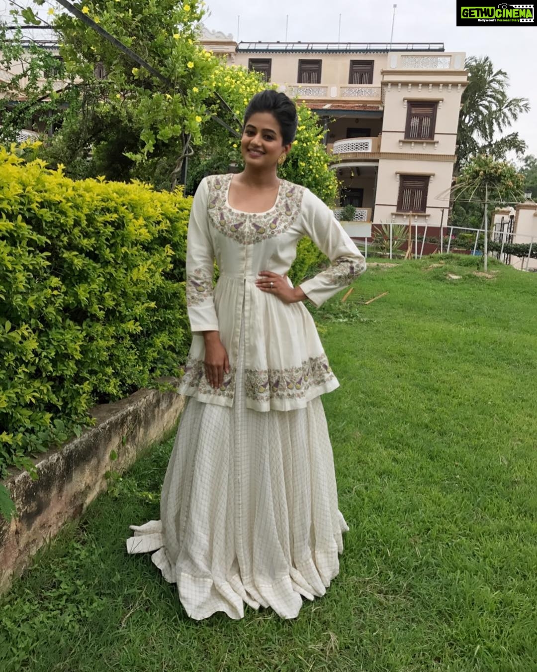 Priyamani Instagram - Wearing this gorgeous ensemble by @aekatri and styled by @vagabondbyjaanvichowhan ..makeup and hairstylist by my personal favs @pradeep_makeup and @shobhahawale ❤️😘 #Dhee10 #Etv#
