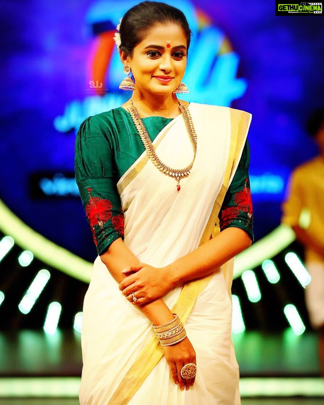 Priyamani Instagram - Evarkum onam ashamsakal!!heres wishing everyone a very happy and prosperous onam!!π€π€thank u so much @sainu_whiteline for this awesome pic!!what would I do without you ?π€π€π€π€