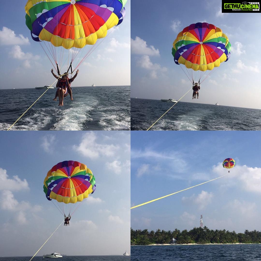 Priyamani Instagram - Went parasailing with my hooman @mustufaraj ..epic I say!!what fun!!❤️💃🏻☀️🌊🏝🏖🚤 thank u @bandosmaldives!!our 2017 couldn't have started on an awesome note!