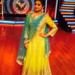 Priyamani Instagram - Wearing this beautiful lime green floor length Anarkali salwar with aqua coloured dupatta designed by @heenakochharofficial and styled by me louuuly @mehekshetty #dancingstar#semifinals#colourskannada# thank u @ydu_makeup for dolling me up