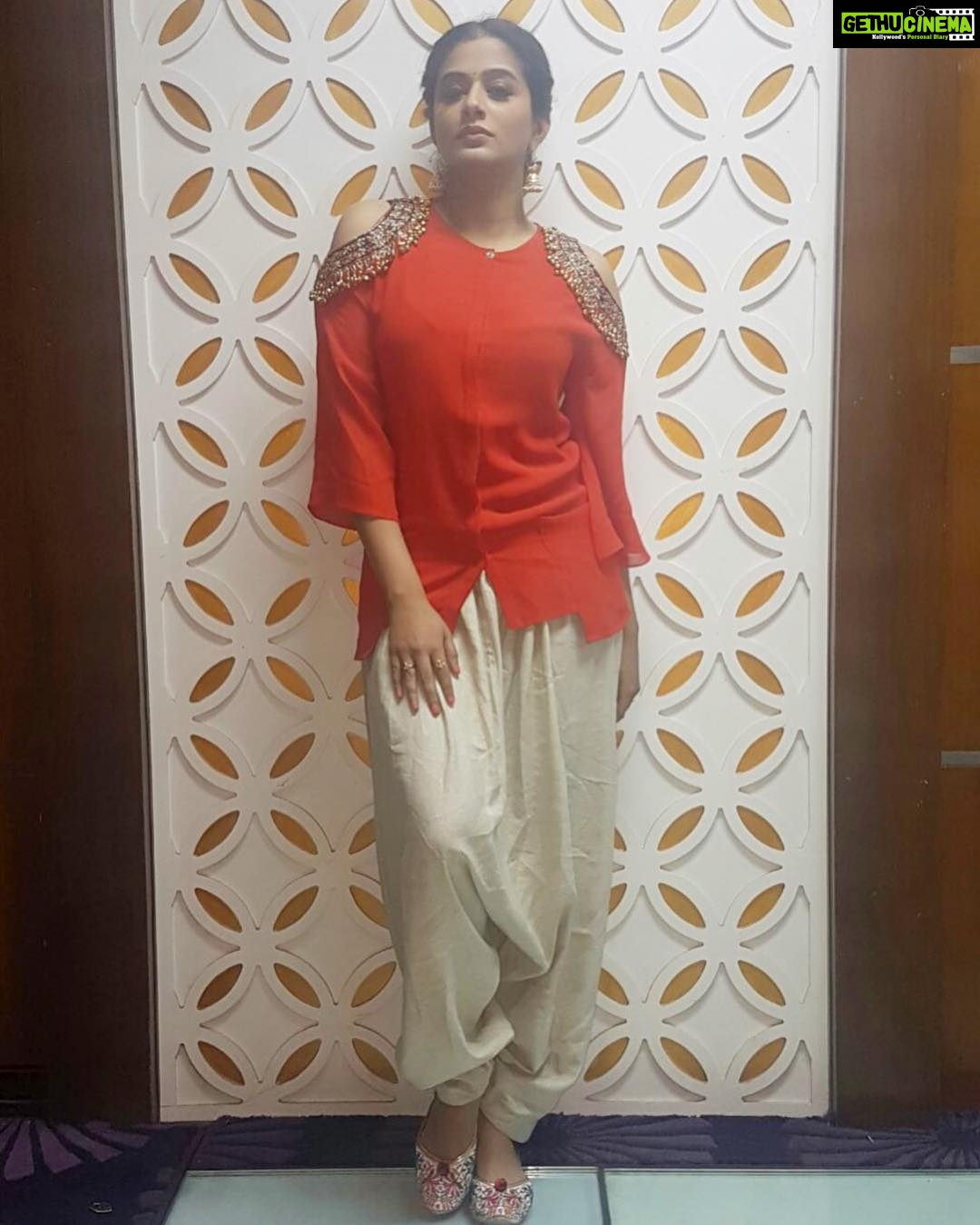 Priyamani Instagram - Thank u @sue.mue for this awesome indo western attire for the press meet of #Danakayonu.. thank u so much @incharaa_suresh for styling me!