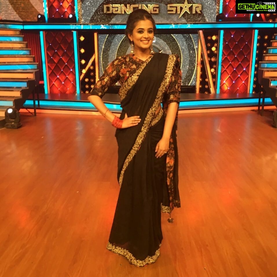 Priyamani Instagram - Wearing this awesome saree designed by @heenakochharofficial and styled by my @mehekshetty for dancing stars at 9pm on colours Kannada...thank u so much @ydu__makeup for making me look so good!