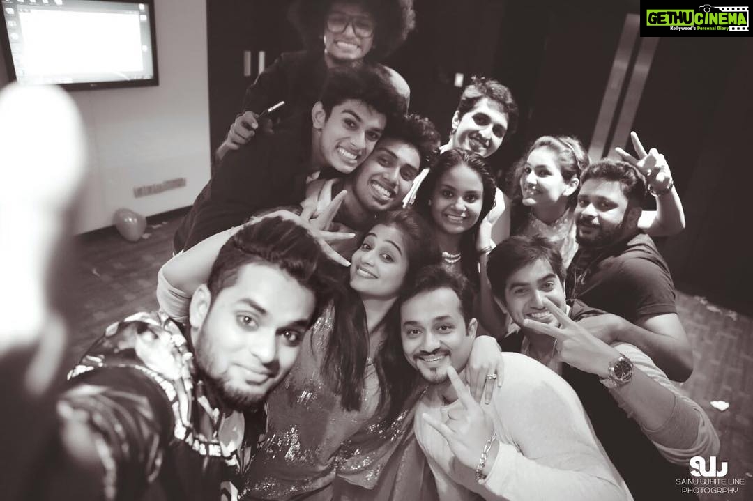 Priyamani Instagram - Thank u my mister @mustufaraj and my family of #D4d for making my bday so special..#yamunayami @prasannasujit @99neerav_ @ramzzaan @suhaidkukku @pranav_sasidharan @aashiqnawal @saniyaiyappan @rishi_skumar #swathi @pratheeshsekhar @renju_renjimar ..thank u #sainuwhitelinephotography for this awesome pic !!ππ»ππ»ππ»ππ Crowne Plaza Kochi